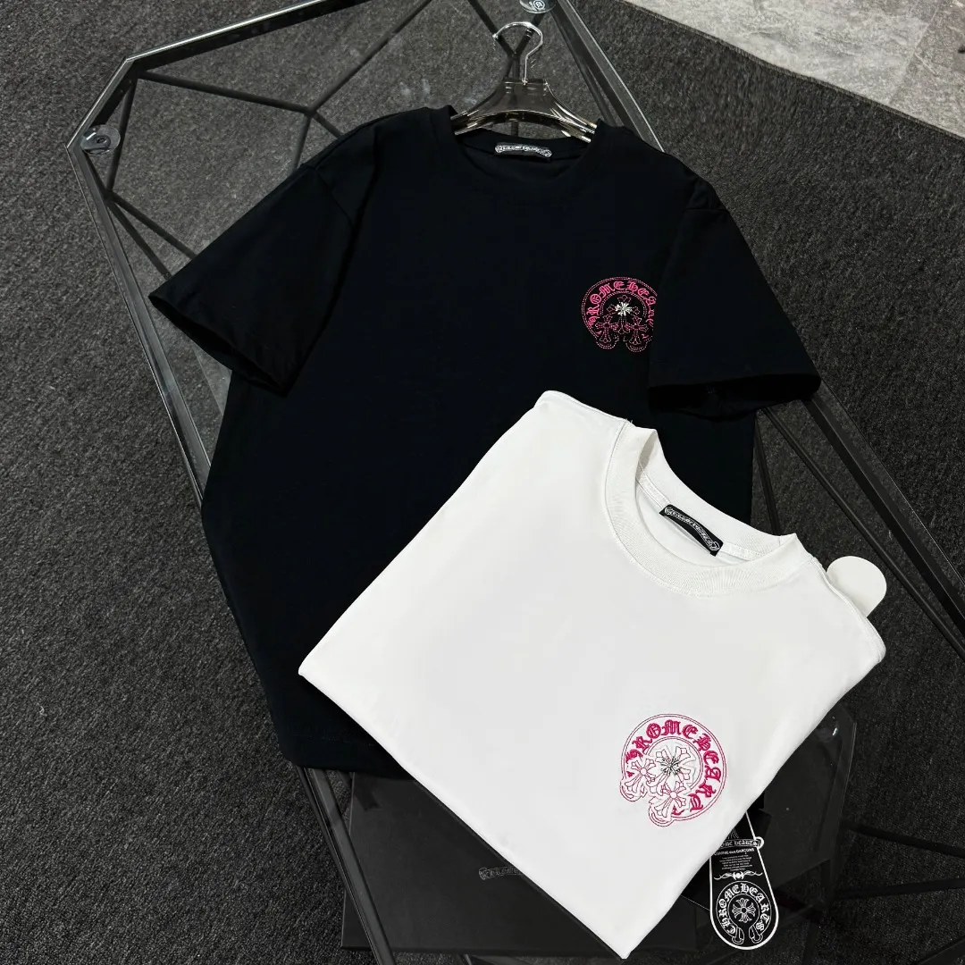 P180 Chrome Hearts 25 high-end versions. The fabric is made of 300 grams of high-density pure cotton. It does not deform or shrink. It has three labels. It is the same style for men and women. Technology: patch embroidery + original development hardware. Color: white, black. SIZE: S-XL.